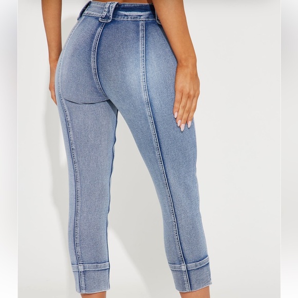 Keep It Short Stretch Capri Jeans - Picture 2 of 3